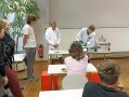 Mehrere Personen stehen in einem Raum