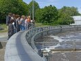 Personengruppe vor Belebungsbecken