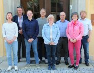 8 Personen stehen nebeneinander
